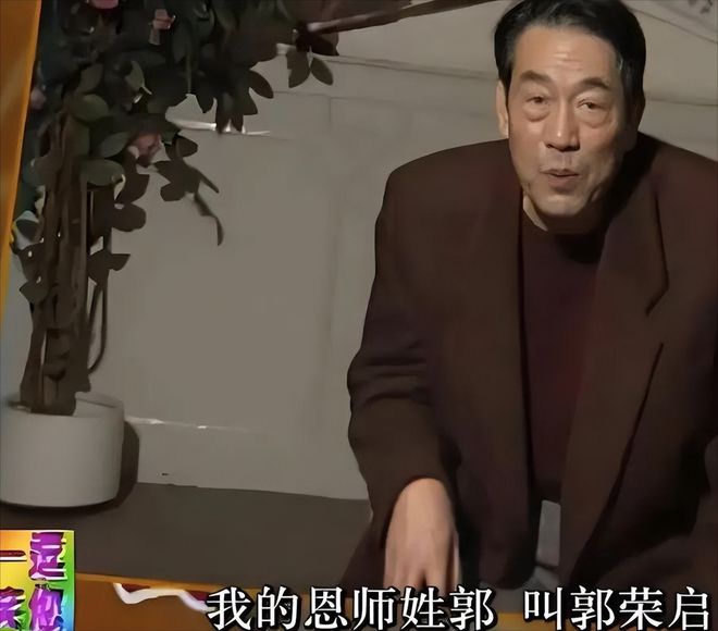 华子93岁的杨少华终于开始“享福”了K8凯发国际大口吃肉大碗喝酒、爱抽(图4)