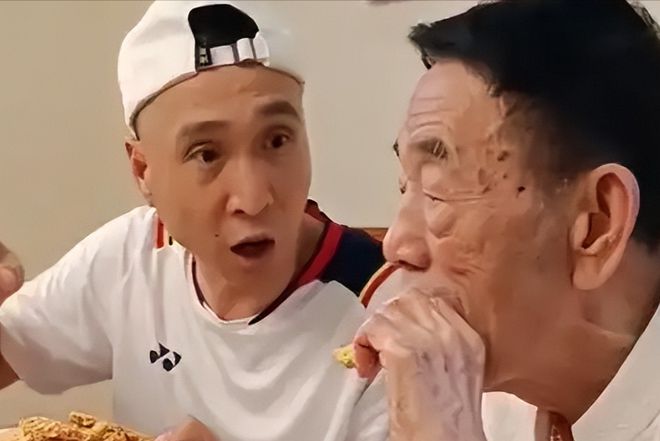 华子93岁的杨少华终于开始“享福”了K8凯发国际大口吃肉大碗喝酒、爱抽(图5)