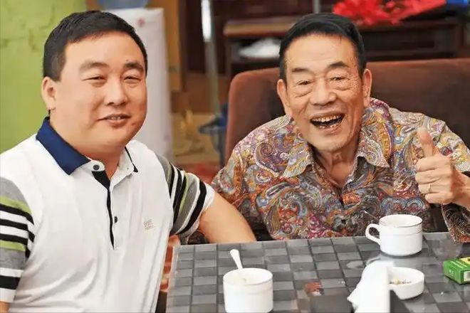 华子93岁的杨少华终于开始“享福”了K8凯发国际大口吃肉大碗喝酒、爱抽(图8)