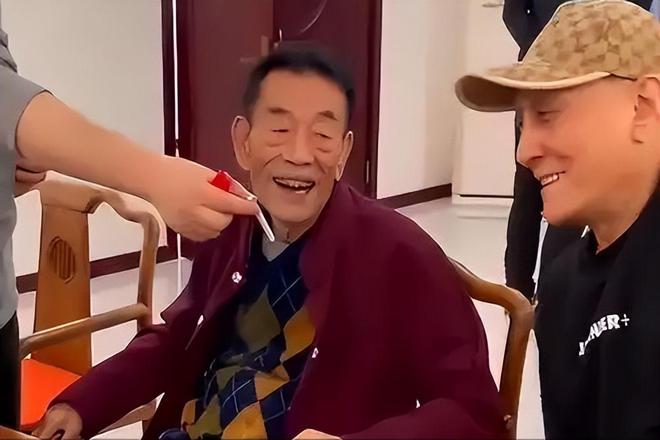 华子93岁的杨少华终于开始“享福”了K8凯发国际大口吃肉大碗喝酒、爱抽(图10)