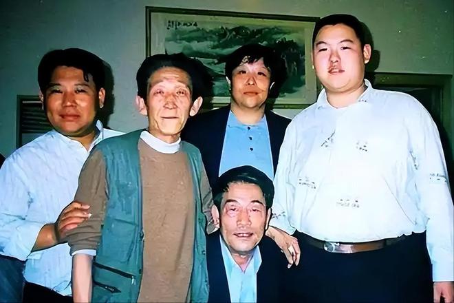 华子93岁的杨少华终于开始“享福”了K8凯发国际大口吃肉大碗喝酒、爱抽(图15)