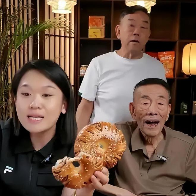 华子93岁的杨少华终于开始“享福”了K8凯发国际大口吃肉大碗喝酒、爱抽(图18)