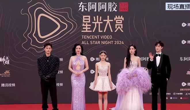 金晨露腿却被宋佳钟楚曦的亲吻抢了风头k8凯发国际入口澳门这一夜：张萌露腰(图5)