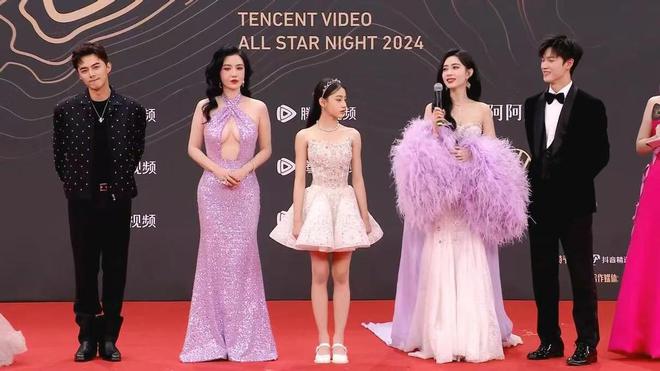 金晨露腿却被宋佳钟楚曦的亲吻抢了风头k8凯发国际入口澳门这一夜：张萌露腰(图8)