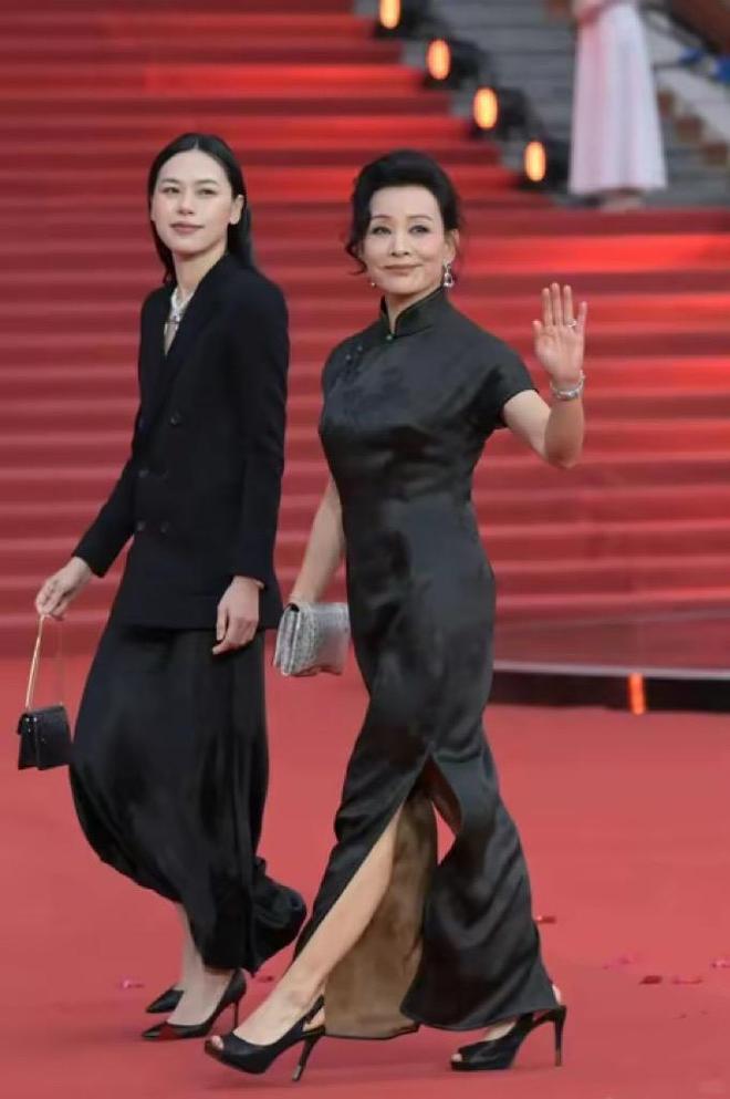 色旗袍配鱼嘴鞋高级显瘦颇有东方古韵美k8凯发国际64岁陈冲终于穿对了黑(图9)