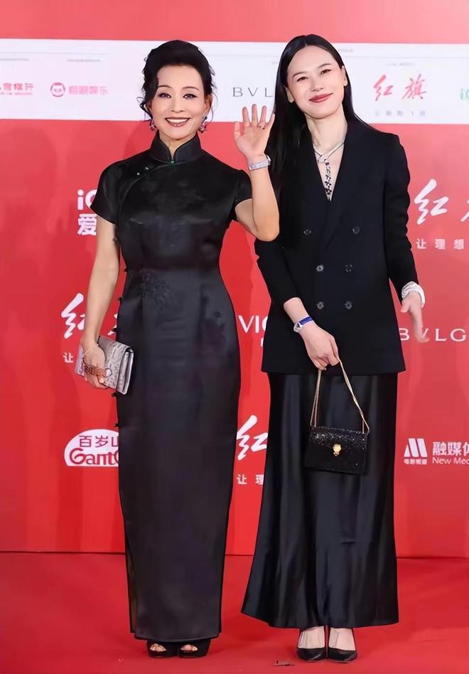 色旗袍配鱼嘴鞋高级显瘦颇有东方古韵美k8凯发国际64岁陈冲终于穿对了黑(图8)