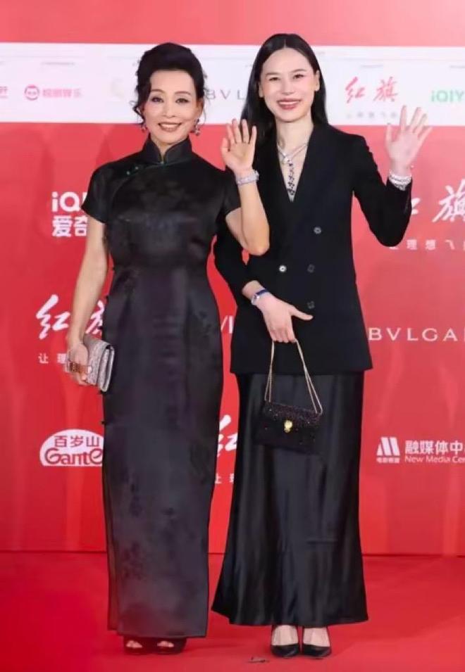 色旗袍配鱼嘴鞋高级显瘦颇有东方古韵美k8
