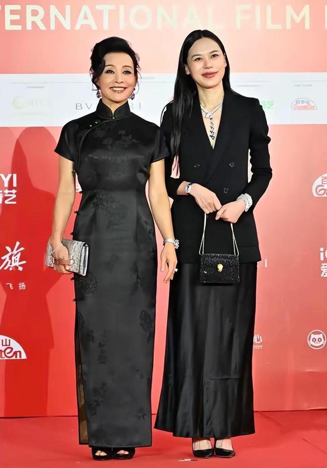 色旗袍配鱼嘴鞋高级显瘦颇有东方古韵美k8凯发国际64岁陈冲终于穿对了黑(图3)