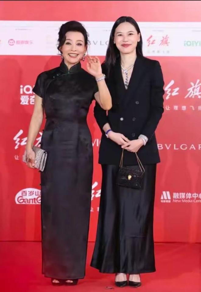 色旗袍配鱼嘴鞋高级显瘦颇有东方古韵美k8凯发国际64岁陈冲终于穿对了黑(图2)