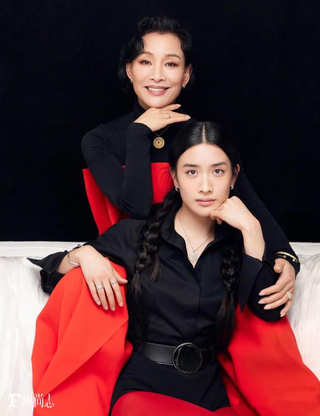 色旗袍配鱼嘴鞋高级显瘦颇有东方古韵美k8凯发国际64岁陈冲终于穿对了黑(图6)