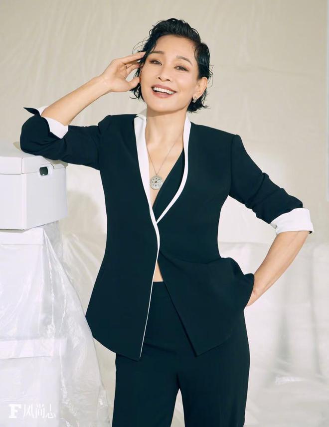 色旗袍配鱼嘴鞋高级显瘦颇有东方古韵美k8凯发国际64岁陈冲终于穿对了黑(图7)