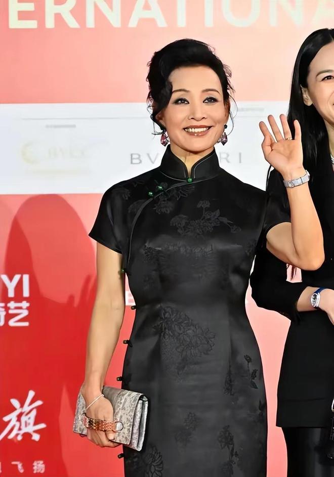 色旗袍配鱼嘴鞋高级显瘦颇有东方古韵美k8凯发国际64岁陈冲终于穿对了黑(图5)
